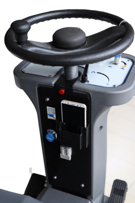 O passeio compacto na vassoura do assoalho, abriga a máquina concreta do líquido de limpeza do assoalho 0