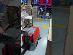 O limpador de pisos compacto Dycon passa facilmente pelos corredores estreitos