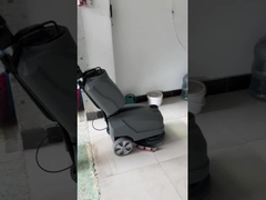 O limpador de chão compacto limpa facilmente os pisos de telhas