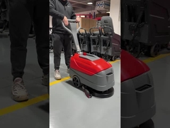 A lavadora de pisos FS17B pode ser facilmente dobrada e armazenada.