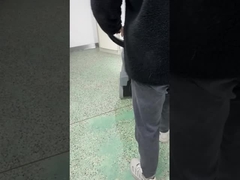 Limpe facilmente pisos em ambientes de escritório estreitos