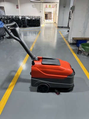 Limpadores de piso compactos e flexíveis para limpeza em espaços estreitos e áreas pequenas